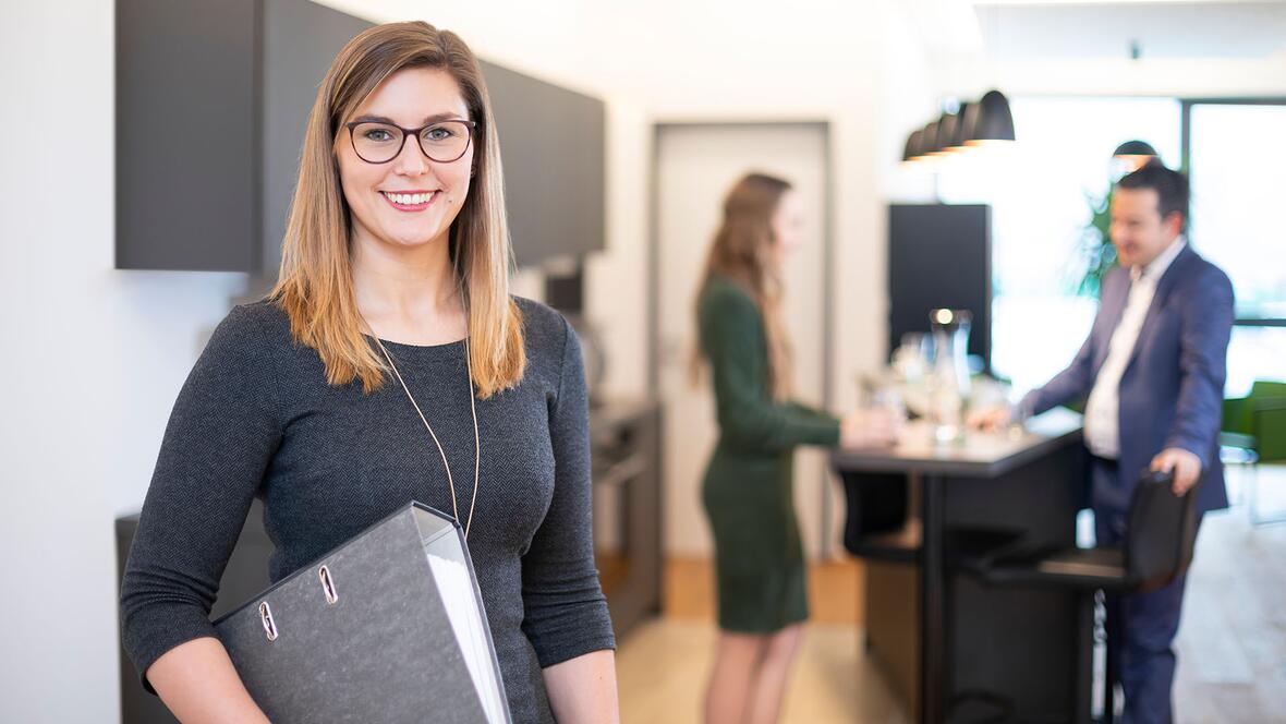 zawi-image-kollegin-mit-ordner